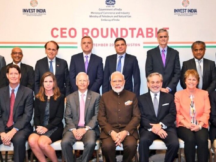 PM Modi arrives in Houston for mega diaspora event હ્યુસ્ટનમાં ઉર્જા ક્ષેત્રના CEOને મળ્યા PM મોદી, આજે 'હાઉડી મોદી' ઇવેન્ટમાં થશે સામેલ