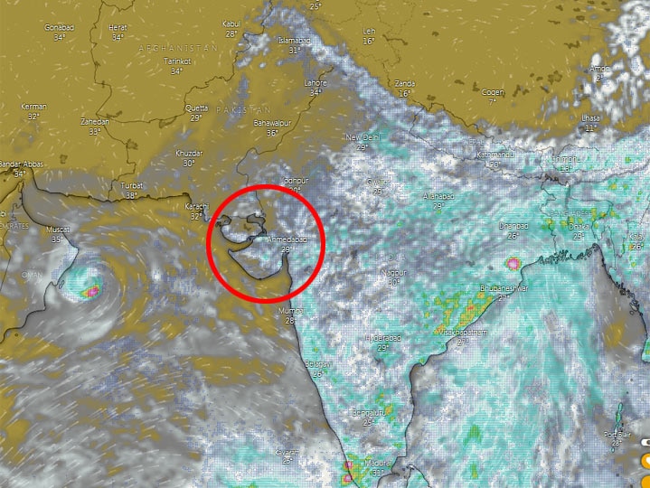 Fear of cyclone on Gujarat and Heavy rain forecast for the next two days ગુજરાત પર ચક્રવાતનો ભય, આગામી બે દિવસ ભારે વરસાદની આગાહી, કઈ-કઈ જગ્યાએ 3 નંબરનું સિગ્નલ લગાવામાં આવ્યું? જાણો વિગત