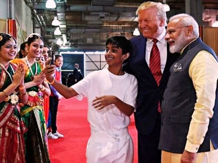 PM Narendra Modi and Donald Trump pose for selfie with kid આ છોકરાએ PM નરેન્દ્ર મોદી અને ડોનાલ્ડ ટ્રમ્પને ઉભા રાખીને શું કહ્યું? જાણીને ચોંકી જશો