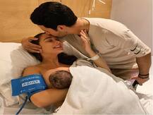 બોલીવુડની આ હોટ એક્ટ્રેસે લગ્ન પહેલા જ આપ્યો પુત્રને જન્મ, બ્રેસ્ટફિડ કરાવતી તસવીર કરી શેર