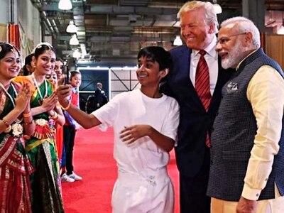 US President Donald Trump and PM Narendra Modi pose for selfie with a kid in Howdy Modi event PM નરેન્દ્ર મોદી અને ડોનાલ્ડ ટ્રમ્પ સાથે સેલ્ફી લેનાર આ નાનો છોકરો રાતોરાત બની ગયો સ્ટાર? ઓળખો આ છોકરાને