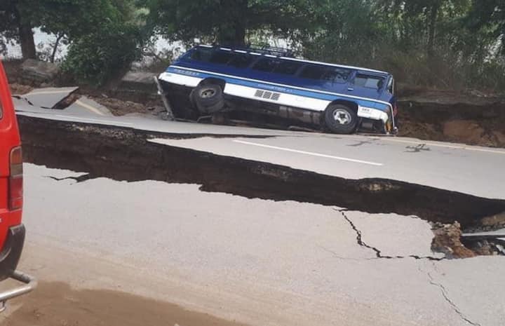 ભૂકંપના કારણે લોકોમાં ભયનો માહોલ જોવા મળ્યો હતો અને પોતાના ઘરો અને ઓફિસમાંથી બહાર આવી ગયા હતા. પાકિસ્તાનની સરહદે જમ્મુ કાશ્મીરમાં ભૂકંપના ઝટકા વધારે અનુભવાયા હતા.