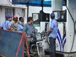 SBI ક્રેડિટ કાર્ડ ધારકો માટે માઠા સમાચાર, પેટ્રોલ-ડીઝલ પૂરાવવા પર નહીં મળે કેશબેક, જાણો વિગતે