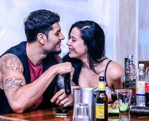  કૃષ્ણા સોશિયલ મીડિયા પર બોયફ્રેન્ડ સાથેની તસવીરો શેર કરતી રહે છે. હવે કૃષ્ણાએ બૉયફ્રેન્ડ સાથે બિલકુલ અલગ તસ્વીરો શેર કરી છે. કૃષ્ણાએ જણાવ્યું હતું કે પહેલા તેને ઇબાને મેસેજ કર્યો હતો તેના બાજ બન્ન વચ્ચે વાતચીત શરુ થઈ હતી.