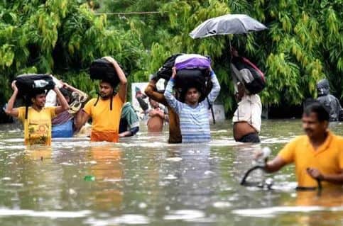 Flood alert in 15 Bihar districts, schools closed બિહારમાં પૂરના કારણે જનજીવન અસ્ત-વ્યસ્ત, 15 જિલ્લાઓમાં એલર્ટ