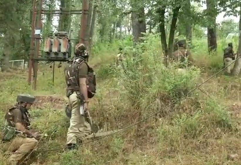 જમ્મુ કાશ્મીરઃ ગાંદરબલમાં 3 આતંકી ઠાર, શ્રીનગરના નવાકદળમાં CRPF પર ગ્રેનેડ હુમલો Jammu and Kashmir: Militants open fire at security forces in Ramban district જમ્મુ કાશ્મીરઃ ગાંદરબલમાં 3 આતંકી ઠાર, શ્રીનગરના નવાકદળમાં CRPF પર ગ્રેનેડ હુમલો