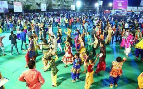 રાજકોટમાં આજે ગરબા બંધ, સતત વરસાદથી ખેલૈયાઓ અને આયોજકો મુશ્કેલીમાં Due to heavy rainfall first day navratri celebration cancel રાજકોટમાં આજે ગરબા બંધ, સતત વરસાદથી ખેલૈયાઓ અને આયોજકો મુશ્કેલીમાં