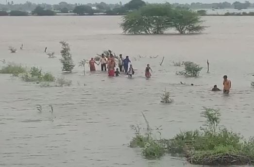 16 Inch heavy rainfall in Jamnagar Lamba Village at last 24 hours ગુજરાતના આ ગામમાં આભ ફાટ્યું, 24 કલાકમાં 16 ઈંચ વરસાદ પડતાં જ્યાં જુઓ ત્યાં પાણી જ પાણી જોવા મળ્યું
