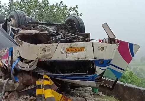 Bus accident trishulia ghat in ambaji 21 Died અંબાજીના ત્રિશુળીયા ઘાટ પાસે બસનો અકસ્માત, 21ના મોત, 30થી વધુ ઘાયલ