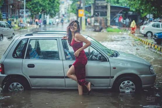 પટનાઃ ભારે વરસાદના કારણે હાલ બિહારની સ્થિતિ નાજૂક થઇ ગઇ છે, રાજ્ય સરકારે કેન્દ્ર સરકાર અને વાયુસેના પાસે રાહત અને બચાવ કામગીરી માટે મદદ માંગી રહી છે, ત્યારે આ બધાની વચ્ચે પટના પુરની કેટલીક તસવીરો વાયરલ થઇ રહી છે, જેમાં એક મૉડલ ફોટોશૂટ કરાવતી દેખાઇ રહી છે. આ તસવીરો વાયરલ થતાં જ મૉડલને લોકો ગાળો આપવા માંડ્યા હતા. 