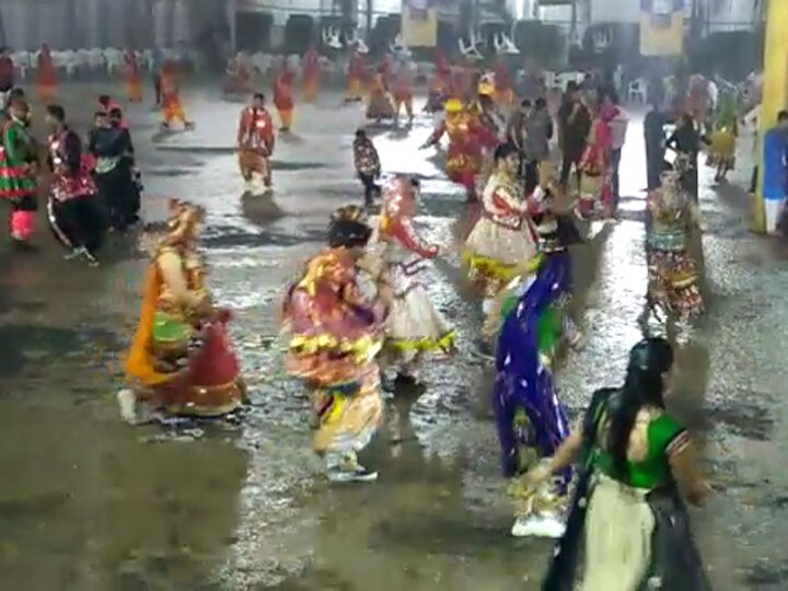 Youths play garba during rain in Valsad વાપીઃ ધોધમાર વરસાદ વચ્ચે ખેલૈયાઓએ બોલાવી ગરબાની રમઝટ