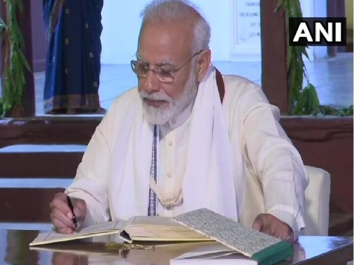 PM Narendra Modi wrote message in visitor book at Sabarmati Ashram PM મોદીએ ગાંધી આશ્રમની વિઝિટર બુકમાં શું મેસેજ લખ્યો, વાંચો અક્ષર સહ સંદેશ