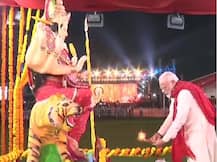 PM મોદીએ GMDC ગ્રાઉન્ડમાં વાયબ્રન્ટ નવરાત્રિમાં મા અંબાની ઉતારી આરતી, જુઓ તસવીરો