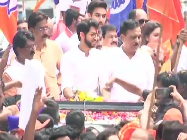 Maharashtra Assembly election 2019 Aaditya Thackeray road show before file nomination ઠાકરે ફેમિલીનું ચૂંટણી ડેબ્યૂ, ઉમેદવારી પત્ર ભરતા પહેલા આદિત્યએ રોડ શો કરી કર્યું શક્તિ પ્રદર્શન