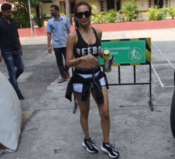 મલાઈકાનો આ હોટ અંદાજ જોઈ ફેન્સ પણ દિવાના બન્યા છે. મલાઈકાના જિમ હોટ લૂકની તસવીરો ઈન્સટાગ્રામ પર ઝડપથી વાયરલ થઈ રહી છે.