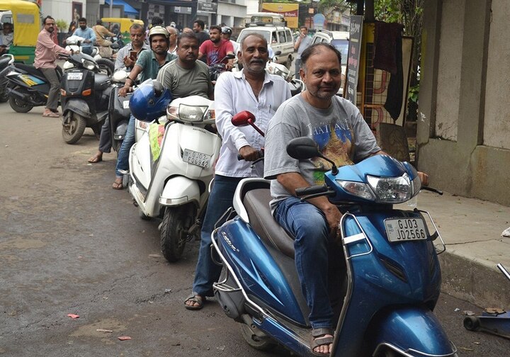 Gujarat extends deadline for helmet, PUC new fine implementation ગુજરાત સરકારે વાહનચાલકોને આપી રાહત, હેલ્મેટ-PUCની મુદ્દતમાં આટલા દિવસનો કર્યો વધારો