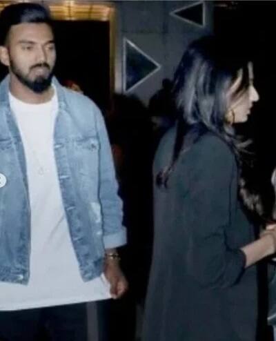  સુનિલ શેટ્ટીની દિકરી આથિયા અને રાહુલને સાથે સ્પોટ કરવામાં આવ્યા હતા. બંન્ને ડિનર ડેટ પર નીકળ્યા હતા. બન્ને એક જ કારમાં આવતા જોવા મળ્યા હતા.