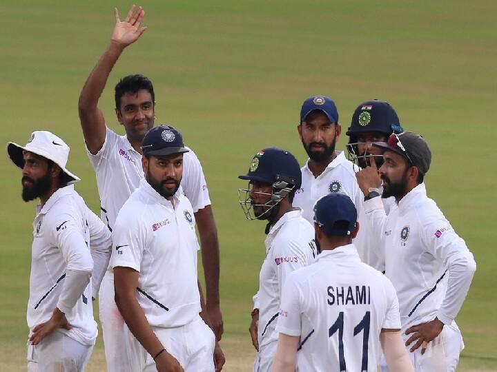 વિશાખાપટ્ટનમઃ ભારતે ત્રણ ટેસ્ટ સીરિઝની પ્રથમ ટેસ્ટમાં વિશખાપટ્ટનમ ખાતે દક્ષિણ આફ્રિકાને 203 રને હરાવ્યું હતું. આ સાથે ભારતે 1-0ની લીડ મેળવી લીધી છે. ચોથા દાવમાં 395 રનનો પીછો કરતાં દક્ષિણ આફ્રિકા 191 રનમાં ઓલઆઉટ થયું હતું. ભારત માટે મોહમ્મદ શમીએ 5, રવિન્દ્ર જાડેજાએ 4 વિકેટ, મોહમ્મદ શમીએ 3 વિકેટ અને રવિચંદ્રન અશ્વિને 1 વિકેટ લીધી હતી. સીરિઝની બીજી મેચ 10 ઓક્ટોબરના રોજ પુણેમાં રમાશે. ભારતની પ્રથમ ઈનિંગમાં અશ્વિને 7 વિકેટ લીધી હતી, જ્યારે બીજી ઈનિંગમાં પૂજારાએ મહત્વપૂર્ણ 81 રનની ઈનિંગ રમી હતી. ટીમ ઈન્ડિયાની જીતમાં આ ખેલાડીઓનો મુખ્ય ફાળો રહ્યો હતો.