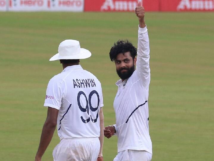 રવિન્દ્ર જાડેજાઃ સ્પિન ઓલરાઉન્ડરે મેચમાં બેટિંગ અને બોલિંગમાં કૌશલ્ય બતાવ્યું હતું. પ્રથમ ઈનિંગમાં તેણે અણનમ 30 રન બનાવવાની સાથે 2 વિકેટ લીધી હતી. જેમાં તેણે સાઉથ આફ્રિકાના ટોપ સ્કોરર ડીન એલગરને 160 રને આઉટ કર્યો હતો. જ્યારે બીજી ઈનિંગમાં 40 રન બનાવવાની સાથે 87 રનમાં 4 વિકેટ લીધી હતી.