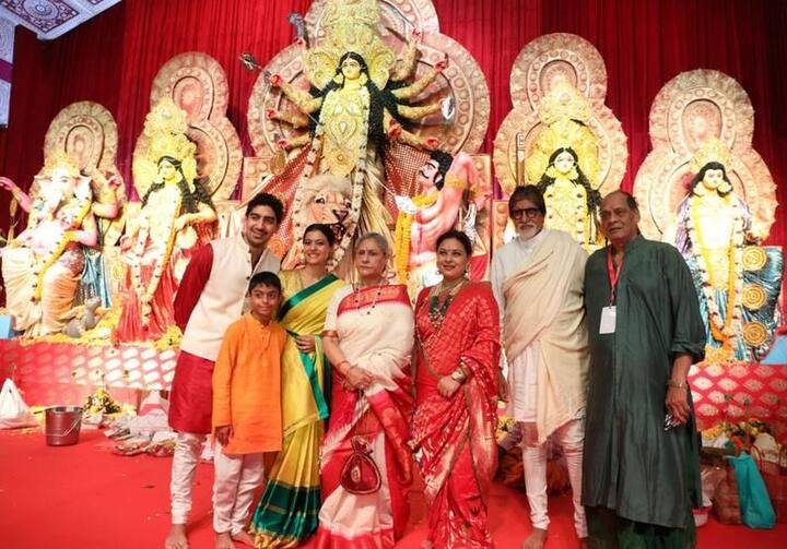 મુંબઈઃ નવરાત્રિના આઠમા દિવસ એટલે કે મહાઅષ્ટમી પર બોલીવુડના મેગાસ્ટાર અમિતાભ બચ્ચને પત્ની જયા સાથે દુર્ગા પૂજામાં સામેલ થયા હતા. સર્બોજની દુર્ગા પૂજા સમિતિ દ્વારા આયોજિત આ કાર્યક્રમમાં અનેક સેલિબ્રિટીઝ પણ નજરે પડ્યા હતા.