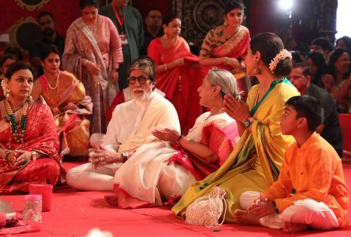 પૂજામાં એક્ટ્રેસ કાજોલ પીળા રંગની સાડીમાં નજરે પડી હતી. પૂજા દરમિયાન તેણે જયા બચ્ચન સાથે ઘણી વાતો કરી હતી.