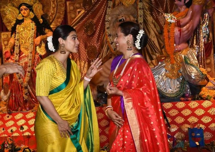 દુર્ગા પૂજાના પંડાલમાં કાજોલ તેની પિતરઈ બહેન રાની મુખર્જી સાથે વાત કરતી નજરે પડી હતી.