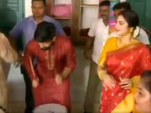 દુર્ગા પૂજાના અવસર પર પતિએ ઢોલ વગાડતાં જ સાંસદ નૂસરત જહાં નાચી ઉઠી, જુઓ વીડિયો