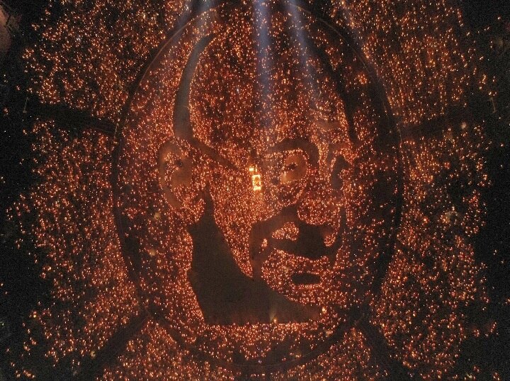 Navratri 2019 Gandhiji face though diva by 30000 people during maha aarti in Gandhinagar આકાશમાંથી દેખાયો મહાઆરતીનો અદભુત નજારો, 30 હજાર લોકોએ રચ્યું ગાંધીજીનું મુખારવિંદ