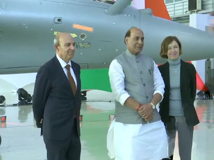 Defence minister Rajnath Singh takes official handover of Rafale ભારતને મળ્યું પ્રથમ રાફેલ વિમાન, રક્ષામંત્રી રાજનાથ સિંહે રાફેલમાં ઉડાન ભરી