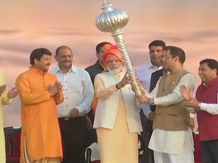 Prime Minister Narendra Modi at Dussehra function in Dwarka Delhi દિલ્હીના દ્વારકામાં PM મોદીએ રાવણ દહન કર્યું, લોકોએ લગાવ્યા જયશ્રી રામના નારા