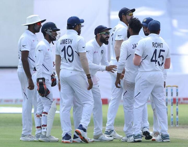 પુણેઃ ભારતે યજમાન દક્ષિણ આફ્રિકાને ફોલોઓન આપ્યા બાદ દક્ષિણ આફ્રિકાની ટીમ બીજી ઈનિંગમાં 189 રનમાં ઓલઆઉટ થઈ જતાં ભારતનો એક ઈનિંગ અને 137 રનથી વિજય થયો હતો. જીત સાથે જ ભારતે શ્રેણીમાં 2-0ની લીડ લઈ લીધી છે. આ ઉપરાંત ઘરઆંગણે સતત 11મી શ્રેણી જીતનારી વિશ્વની પ્રથમ ટીમ બની હતી. બીજી ઈનિંગમાં દક્ષિણ આફ્રિકા તરફથી ડીન એલ્ગરે સર્વાધિક 48 રન બનાવ્યા હતા. પ્રથમ ઈનિંગની જેમ બીજી ઈનિંગમાં પણ ભારતને દક્ષિણ આફ્રિકાના પૂંછડિયાએ હંફાવ્યા હતા. ફિલાન્ડરે 37 અને કેશવ મહારાજે 22 રનનું યોગદાન આપ્યું હતું. ભારત તરફથી રવિન્દ્ર જાડેજા અને ઉમેશ યાદવે 3-3, રવિચંદ્રન અશ્વિને 2 તથા ઈશાંત શર્મા અને મોહમ્મદ શમીને 1-1 સફળતા મળી હતી. ભારતીય ઈનિંગમાં પૂજારા અને રહાણેએ પણ નોંધનીય યોગદાન આપ્યું હતું.