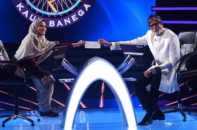 kbc amitabh bachchan give fake cheque to winner conestent also know here online payment reality શું KBCમાં જીતનારને મળે છે નકલી ચેક અને ઓનલાઈન ટ્રાન્ઝેક્શન પણ હોય છે ફેક? જાણો શું છે સત્ય.....