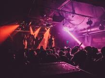 નાઇટ ક્લબમાં નશામાં મહિલાની બે સ્ટુડન્ટ સાથે થઈ મુલાકાત, લઈ ગયા મેન્ટેનન્સ રૂમમાં ને.....