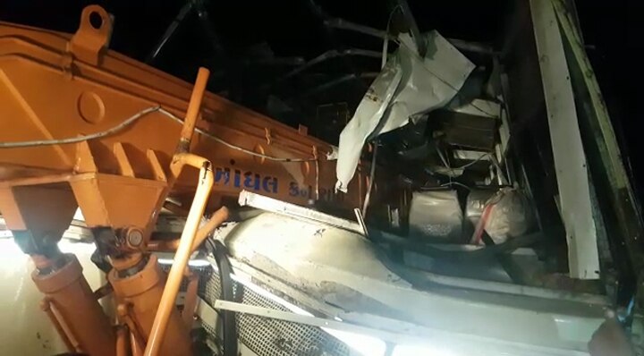 ST bus and crane accident in Nadiad, one dead on the spot  નડિયાદ પાસે બસ-ક્રેન અકસ્માતઃ પતરું ચીરીને ક્રેન ઘૂસી ગઈ બસમાં, એકનું મોત, 25 ઘાયલ