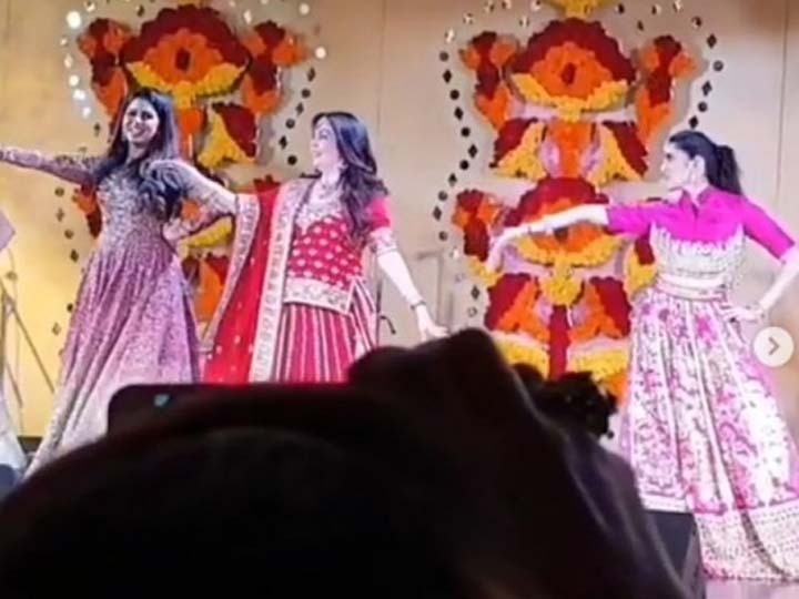 Shloka Mehta's dance with Nita Ambani like nobody's watching at school friend's wedding ખાસ મિત્રના લગ્નમાં શ્લોકા મહેતા અને ઈશા અંબાણીએ કોની સાથે કર્યો ડાન્સ કર્યો? જુઓ આ વીડિયો