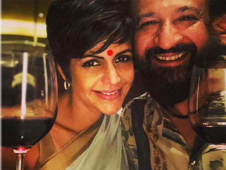 Actress Mandira Bedi Celebrate Karwa Chauth with her husband મંદિરા બેદીએ હાથમાં વાઈનનો ગ્લાસ લઈને કહ્યું, ‘હેપ્પી કરવા ચોથ’ પછી શું થયું? જાણો વિગત