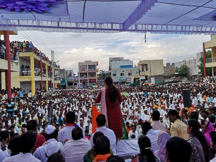 Maharashtra Assembly election  BJP leader Pankaja Munde, attending her 5th rally in a day, collapses on stage મહારાષ્ટ્ર ચૂંટણીઃ એક દિવસમાં પાંચમી રેલીને સંબોધન કરતી હતી આ દિગ્ગજ મહિલા નેતા, મંચ પર બેભાન થઈને ઢળી પડી
