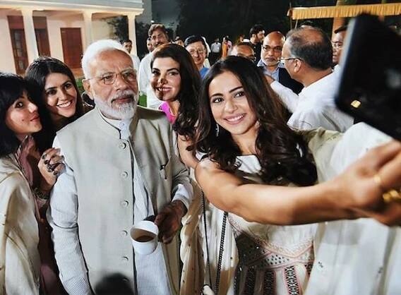 ફિલ્મ ‘દે દે પ્યાર દે’ ફેમ એક્ટ્રેસ રકુલપ્રીત પણ આ ઇવેન્ટમાં નજર આવી હતી અને તેણે પીએમ મોદી સાથેની સેલ્ફી શેર કરી.