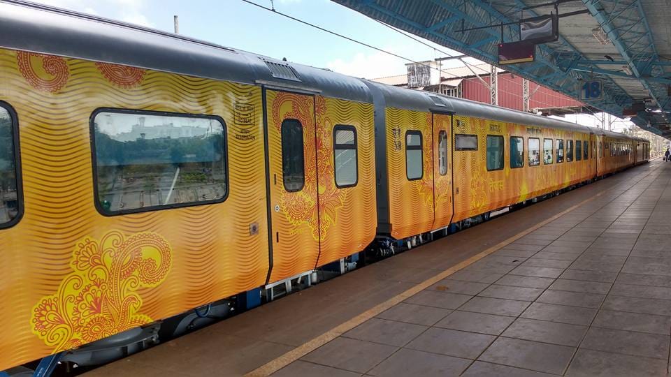 ailway to provide 250 compensation for Tejas express delay પ્રથમવાર મોડી પડી તેજસ એક્સપ્રેસ, મુસાફરોને મળશે વળતર