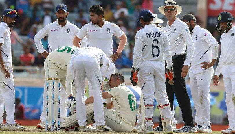 Umesh Yadavs short ball hits Dean Elgar on his helmet સાઉથ આફ્રિકાના આ બેટ્સમેનના હેલ્મેટ પર વાગ્યો ઉમેશ યાદવનો બાઉન્સર, પિચ પર જ બેસી ગયો ને પછી.....