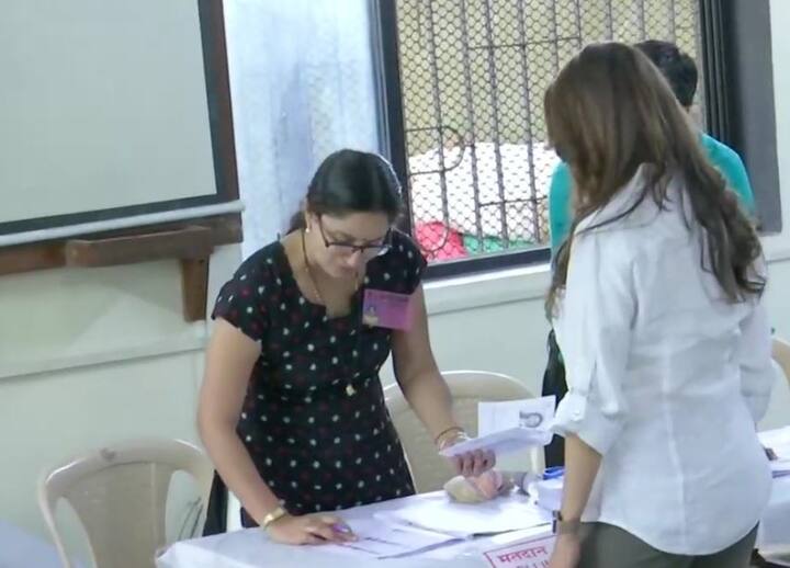 માધુરી દીક્ષિતની ડિટેલ ચેક કરતા પોલિંગ ઓફિસર.