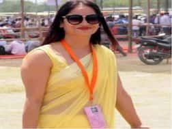 ફરી ચર્ચામાં પીળી સાડી વાળી પોલિંગ ઓફિસર, સેલ્ફી લેવા મતદારોએ લગાવી હોડ