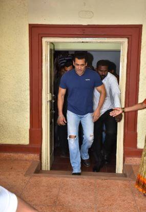 મતદાન કરવા માટે સલમાન ખાન એકદમ સિંપલ અંદાજમાં પહોંચ્યો હતો. 