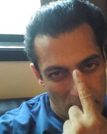 સલમાન ખાને ટ્વિટર પર મતદાન કર્યા બાદની સેલ્ફી શેર કરી છે, જે ખૂબ વાયરલ થઈ રહી છે. (તમામ તસવીરો માનવ મંગલાણી)