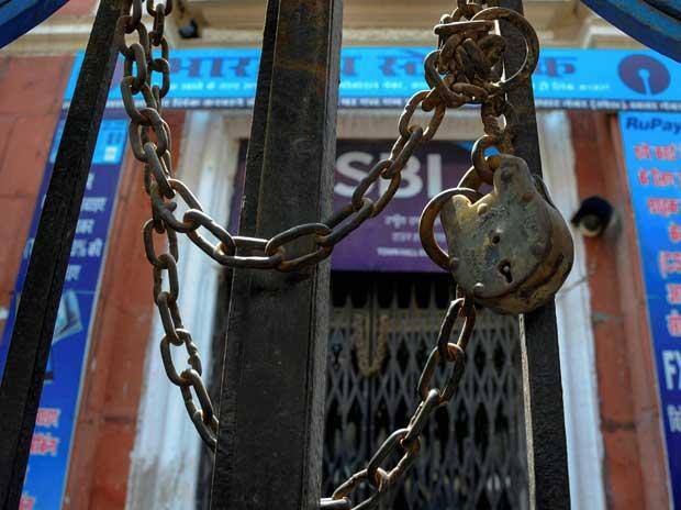 Banking Operations To Be Hit On Tuesday As Employees To Go On Strike જાહેર ક્ષેત્રની બેન્કોના વિલયના વિરોધમાં મંગળવારે બંધ રહેશે બેન્ક