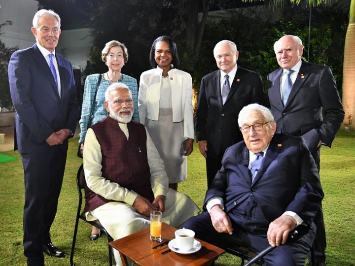 Prime Minister Narendra Modi meets members of JP Morgan International Council વિદેશી હસ્તીઓ સાથે PM નરેન્દ્ર મોદીનો જોવા મળ્યો આવો અંદાજ, 12 વર્ષ બાદ ઈન્ડિયામાં થઈ આ મીટિંગ