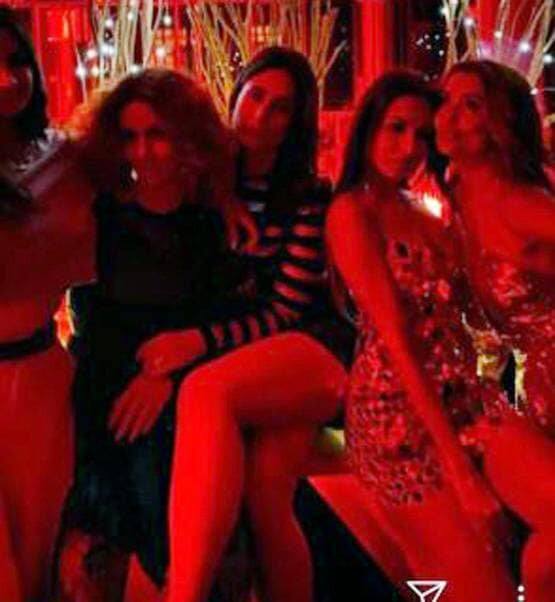 મુંબઇઃ બૉલીવુડની હૉટ અને સૌથી ફિટ એક્ટ્રેસ મલાઇકા અરોડા 46 વર્ષની થઇ ચૂકી છે. બુધવારે મોડી રાત્રે મલાઇકા અરોડાએ પોતાની બર્થડે પાર્ટી ઉજવી, આ પાર્ટીમાં બૉલીવુડના દિગ્ગજોએ હાજરી આપી અને ખુબ નાચ-ગાન સાથે એન્જૉય કરી. બર્થડે પાર્ટીની કેટલીક વીડિયો અને તસવીરો હાલ સોશ્યલ મીડિયા પર વાયરલ થઇ રહી છે, જુઓ કોન કોન આવ્યુ પાર્ટીમાં.....