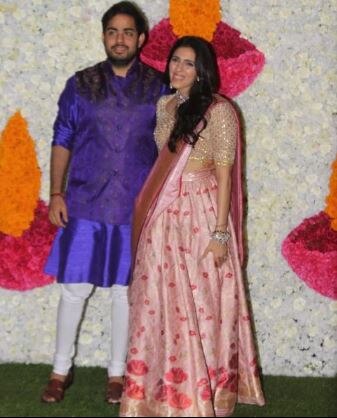 નવા લગ્ન થયેલા આકાશ અંબાણી અને શ્લોકા મહેતા માટે આ પાર્ટી ખાસ હતી કારણ કે લગ્ન બાદ તેમની આ પ્રથમ દિવાળી છે. 