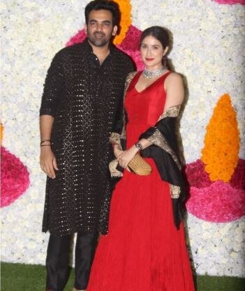  આ પાર્ટીમાં ક્રિકેટર ઝહીર ખાન પત્ની સાગરિકા સાથે પહોંચ્યો હતો. 