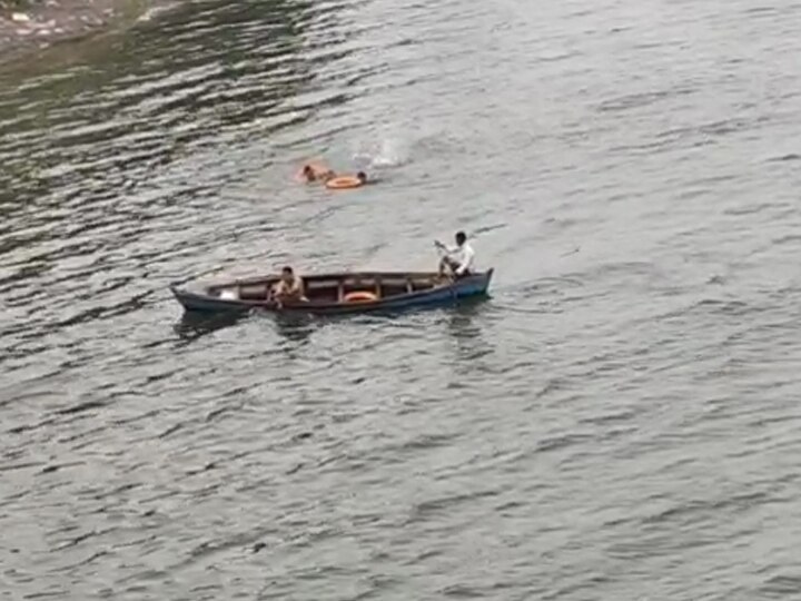 Surat : Youth Jump in Tapi river from Sarthana bridge, youth died  સુરતઃ સરથાણાના બ્રિજ પરથી યુવકે લગાવી મોતની છલાંગ, શું હતું કારણ? જાણો વિગત